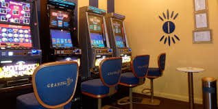 Tampilan meja Casino Hold'em live-dealer di humastogel dengan dealer dan kartu komunal